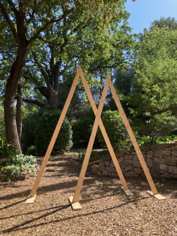 Double arche triangulaire en bois scaled