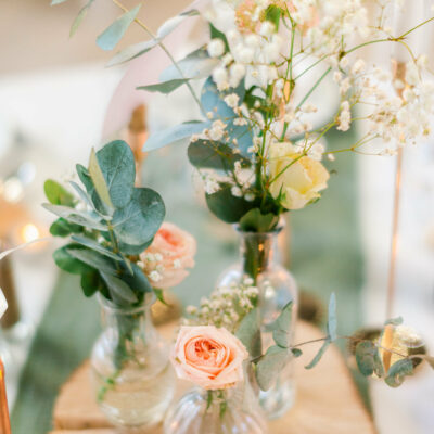 Vase ou soliflore avec rose-gypsophile-eucalyptus