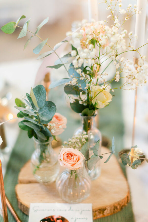 Vase ou soliflore avec rose-gypsophile-eucalyptus